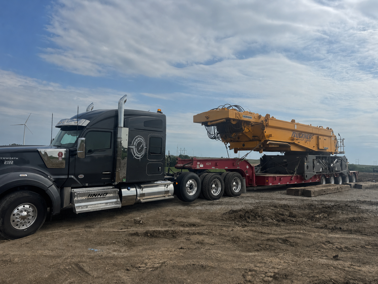 Truck 2722 — Liebherr Crane Haul